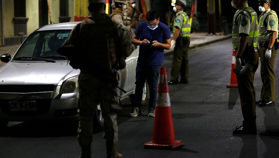 Carabineros retuvo a 394 personas en todo el país por no respetar el toque de queda