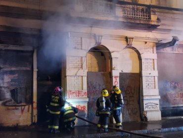 Incendio afectó a vieja casona del barrio fundacional de Valparaíso