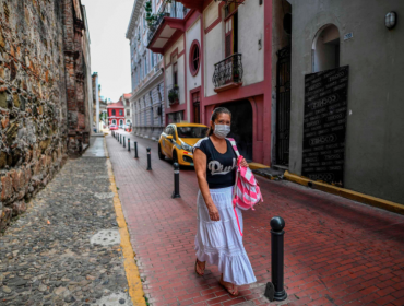 Mujeres y hombres no se cruzarán más en Panamá: salidas a la calle sólo podrán hacerse según el sexo