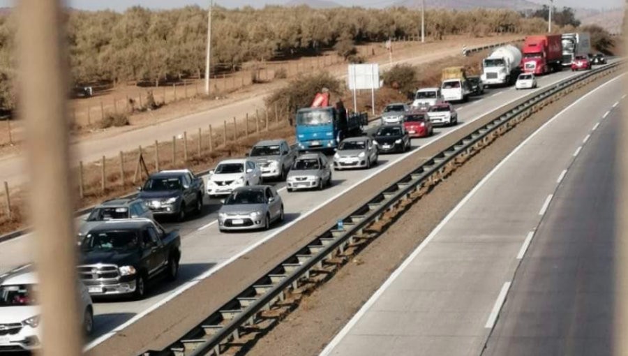 Denuncian masiva afluencia de automóviles viajando desde Santiago a la región de Valparaíso