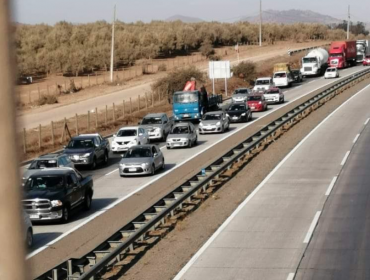 Denuncian masiva afluencia de automóviles viajando desde Santiago a la región de Valparaíso