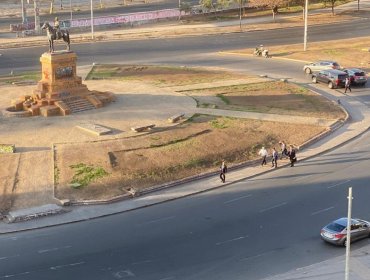 Captan al presidente Piñera fotografiándose en plaza Baquedano