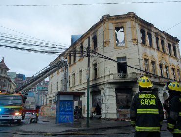 Investigan relación entre presunta violación y secuestro de mujer con incendio en casona de Valparaíso