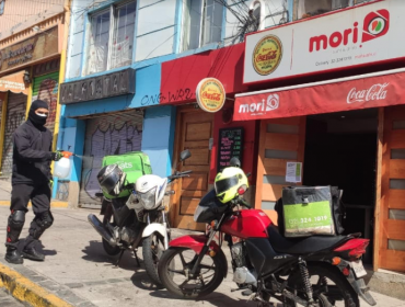 Sushi Mori del cerro Alegre sanitiza motos y toma temperatura a repartidores de Apps