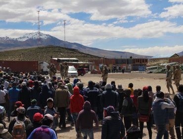 Bolivianos varados en Colchane se enfrentaron con militares de su país tras intentar cruzar la frontera