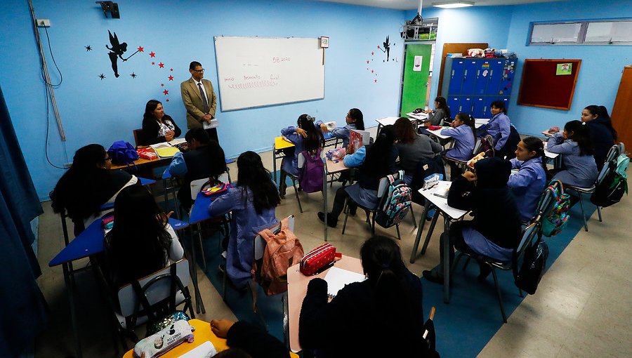 Ministro de Educación confirmó que las clases presenciales se reiniciarán el 27 de abril