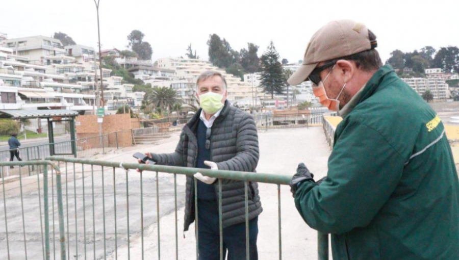 Alcalde de Concón ordenó cerrar el acceso a las playas de la comuna: puso rejas y quitó escaleras