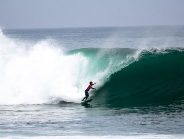 Molestia provoca masiva presencia de jóvenes practicando surf en playa de Reñaca