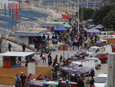 Valparaíso: Largas filas y aglomeraciones marcan la jornada en Caleta Portales