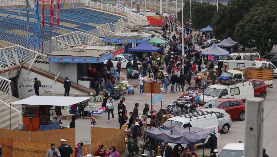 Valparaíso: Largas filas y aglomeraciones marcan la jornada en Caleta Portales