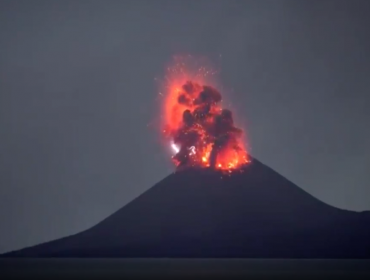 Temor en Indonesia: Volcán Krakatoa entra en erupción y expulsa nubes de ceniza, humo y magma