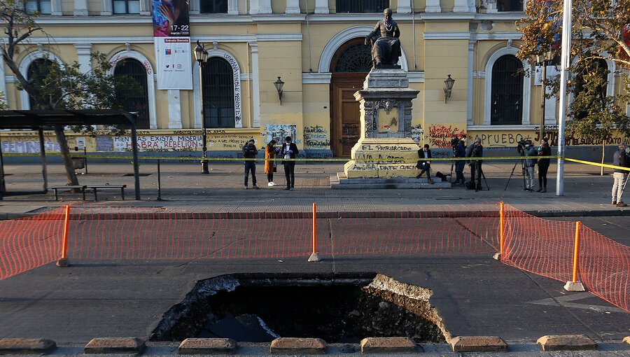 Seis días demorará la reparación de socavón de la Alameda: este martes comienzan los trabajos