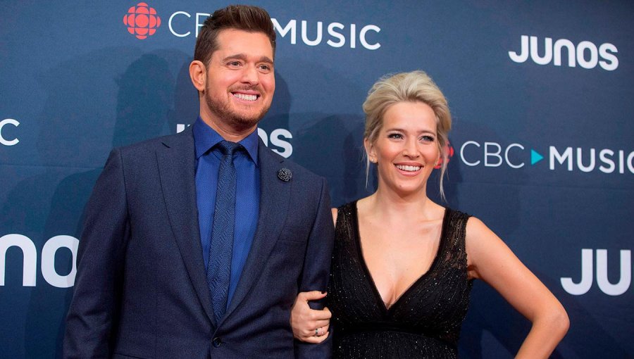 Esposa de Michael Bublé lo defendió tras ser acusado de agredirla