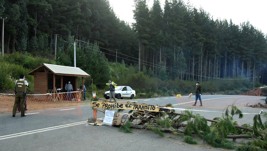 Ministerio del Interior indaga explosión de camioneta y toma de carretera en Arauco