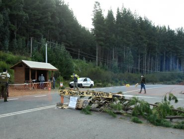 Ministerio del Interior indaga explosión de camioneta y toma de carretera en Arauco