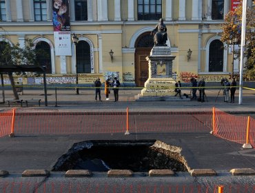 Seis días demorará la reparación de socavón de la Alameda: este martes comienzan los trabajos