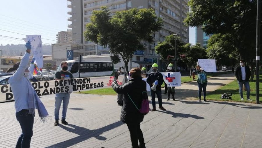 Trabajadores de la salud se manifestaron frente al hospital de Viña acusando malas condiciones laborales