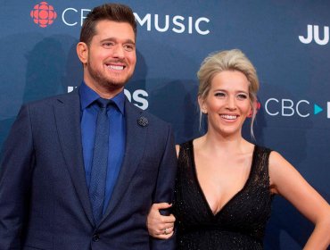 Esposa de Michael Bublé lo defendió tras ser acusado de agredirla