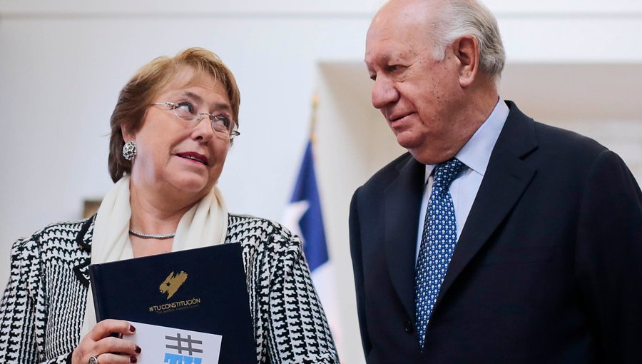 Senadores oficialistas solicitaron convocar a ex presidentes Bachelet y Lagos para revisar el proyecto de ley de indulto