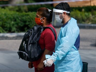 Gobierno se querelló contra mujer que fue sorprendida en Plaza de Armas, pese a tener Covid-19