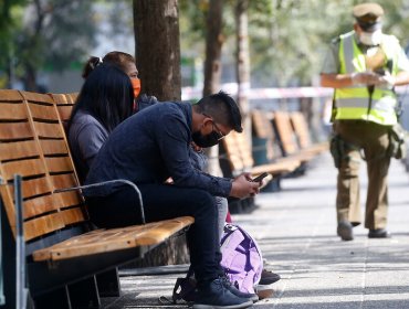 Mujer contagiada con Covid-19 fue sorprendida paseando en la Plaza de Armas: salió a "estirar las piernas"