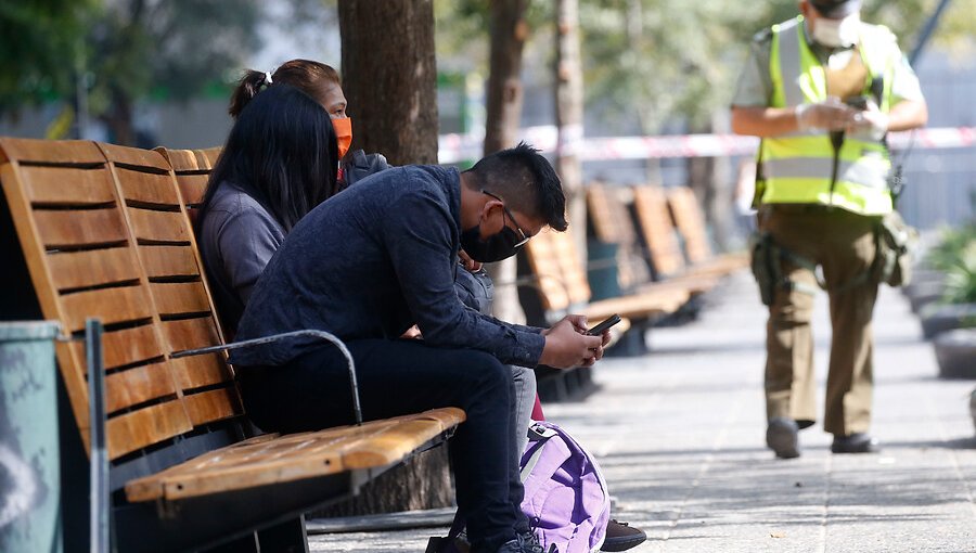 Mujer contagiada con Covid-19 fue sorprendida paseando en la Plaza de Armas: salió a "estirar las piernas"