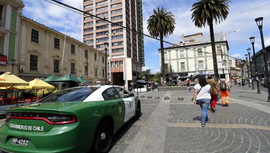 Acuden a la Corte de Apelaciones por presencia del comercio ambulante en la plaza Aníbal Pinto de Valparaíso