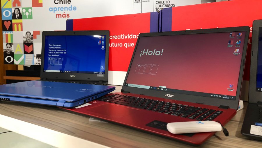 Mineduc y Junaeb adelantan entrega de 122 mil notebooks con conexión gratuita a internet