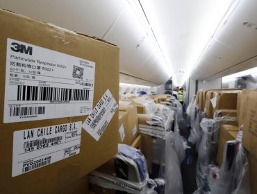 De madrugada llegó a Chile avión con un millón de mascarillas especializadas donadas por Fundación Luksic