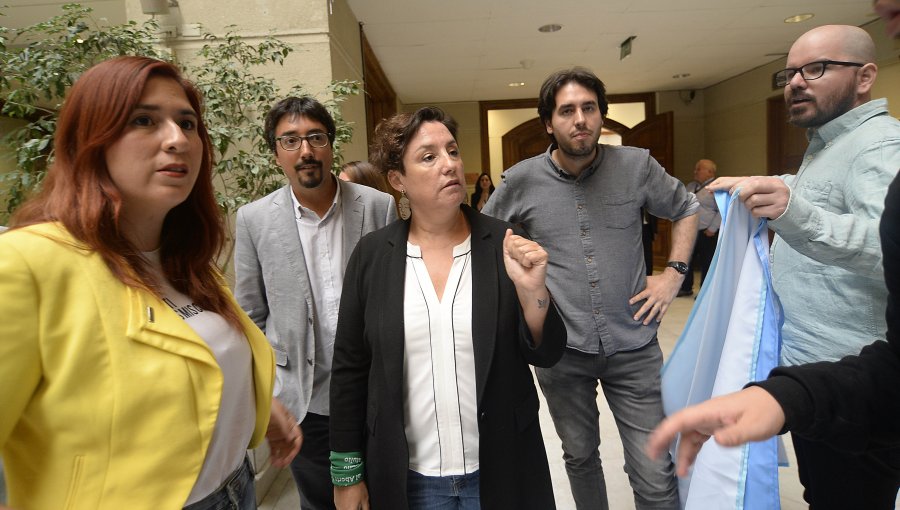 Frente Amplio acusó actitud “triunfalista y temeraria” del Gobierno en decisiones por Coronavirus