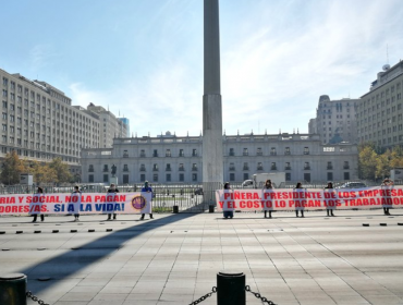 Manifestación de la ANEF frente a La Moneda termina con siete dirigentes detenidos