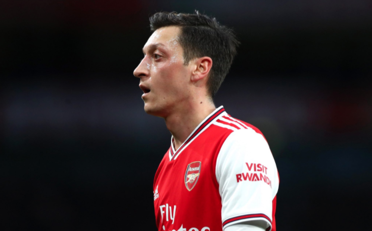 Mesut Ozil se habría negado a que le rebajaran su sueldo en el Arsenal