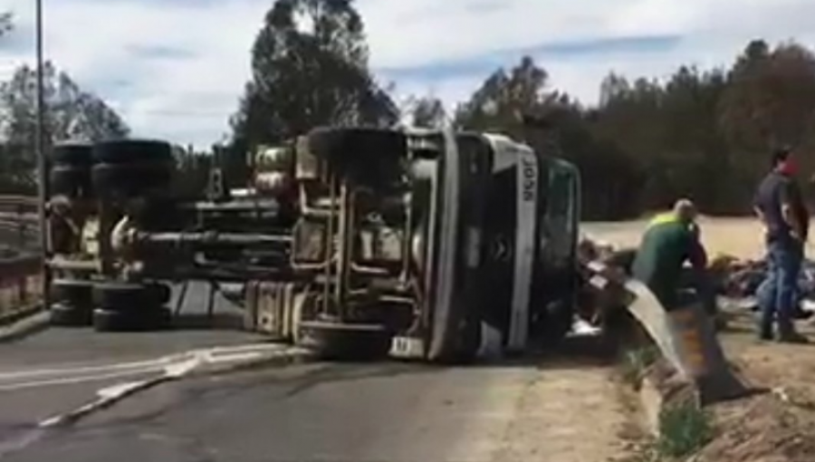 Un lesionado deja volcamiento de camión en enlace de la ruta 68 con camino La Pólvora