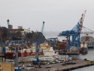 Hasta con bocinas de barcos rindieron homenaje a trabajadores portuarios y de la salud de Valparaíso