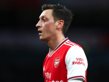 Mesut Ozil se habría negado a que le rebajaran su sueldo en el Arsenal