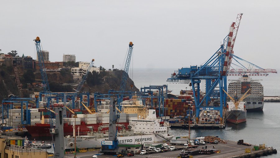 Hasta con bocinas de barcos rindieron homenaje a trabajadores portuarios y de la salud de Valparaíso