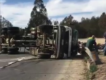 Un lesionado deja volcamiento de camión en enlace de la ruta 68 con camino La Pólvora