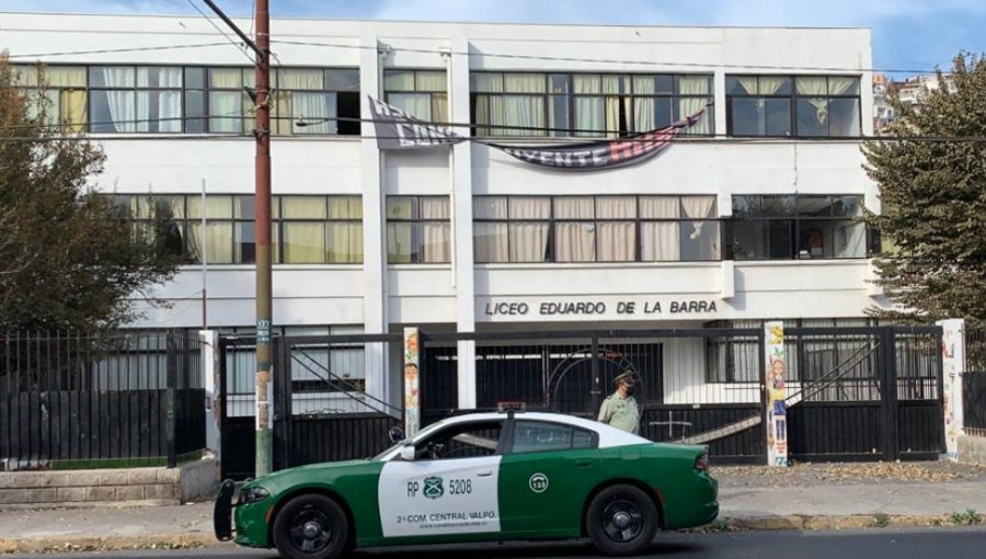 Carabineros detuvo a dos sujetos por robo frustrado al liceo Eduardo de la Barra de Valparaíso