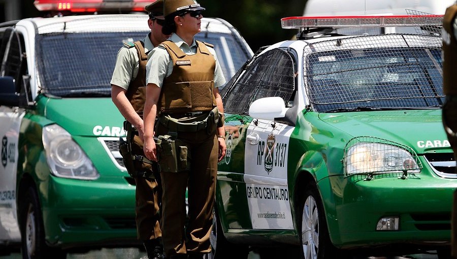 Menor esposado logra escapar en el radiopatrullas donde carabineros lo tenían detenido