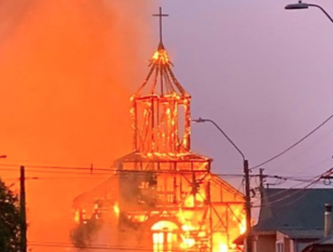 Decretan prisión preventiva para imputado por incendio de la iglesia San Francisco de Ancud