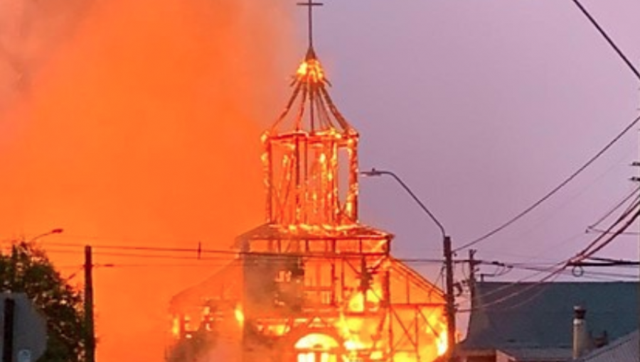 Decretan prisión preventiva para imputado por incendio de la iglesia San Francisco de Ancud