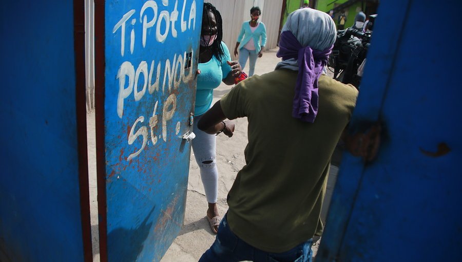 Acusan a 33 haitianos con Covid-19 de incumplir cuarentena en cité de Quilicura: alegan discriminación