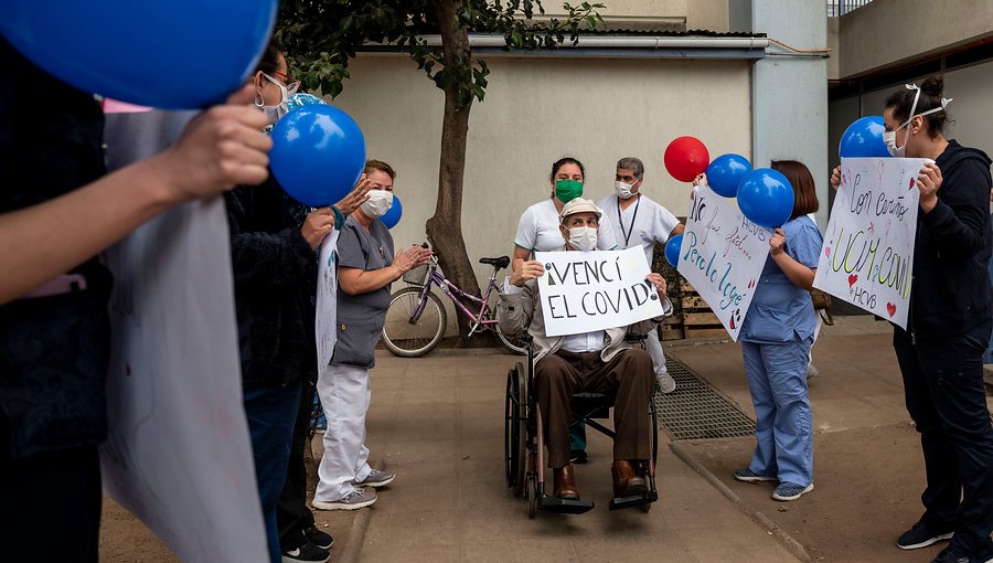 Dan de alta a primer paciente recuperado de Covid-19 del Hospital Carlos Van Buren de Valparaíso