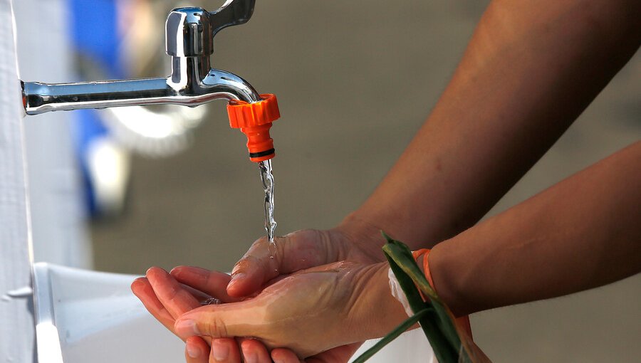 Greenpeace denuncia que Seremi de Salud de Valparaíso anuló entrega de 100 litros de agua por persona