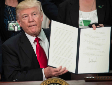 Donald Trump firma orden ejecutiva que suspende la inmigración a Estados Unidos