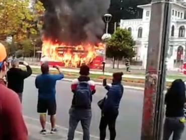 Microbús resulta completamente incendiado en pleno centro de Viña del Mar