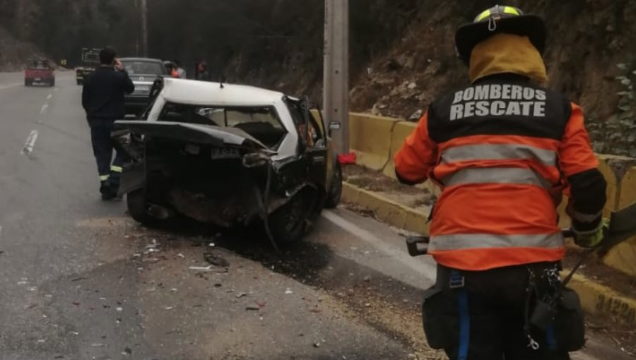 Tres lesionados deja violenta colisión entre dos vehículos menores en ruta Las Palmas de Viña del Mar