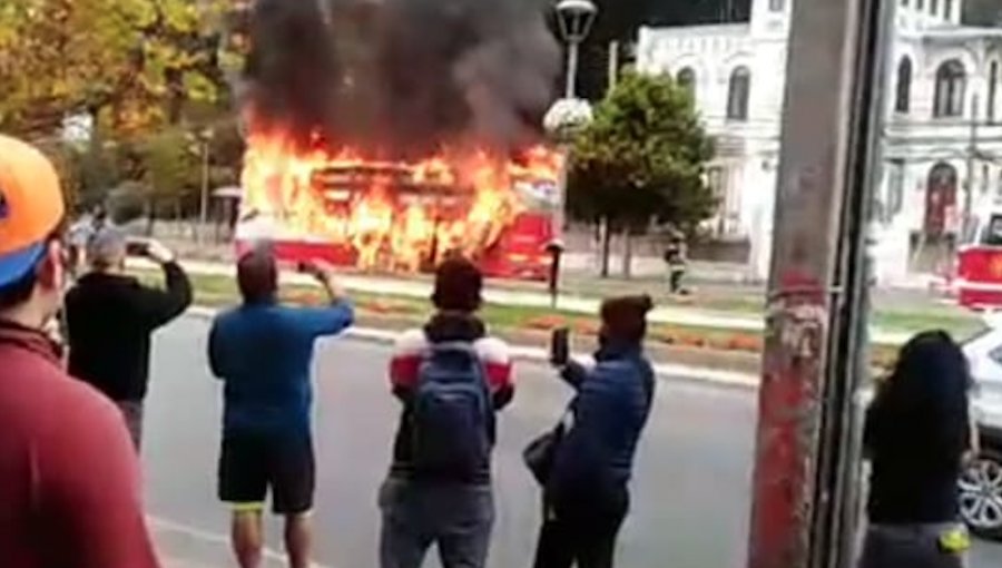 Microbús resulta completamente incendiado en pleno centro de Viña del Mar