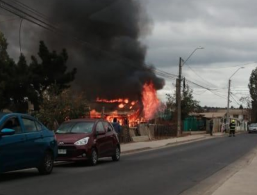 Vivienda de material ligero resultó completamente consumida por incendio en Quilpué