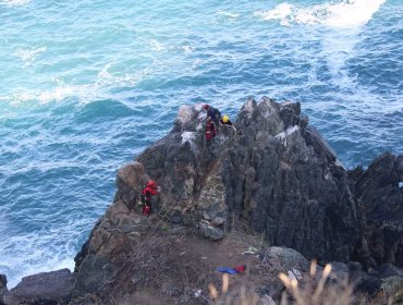 Sin resultados positivos finaliza búsqueda de persona extraviada tras caer desde roquerío en playa Las Docas